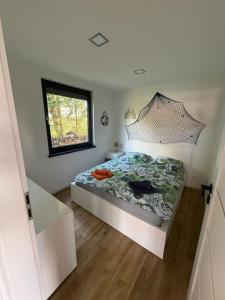 a bedroom with a bed and a window at BananaHouse in Kruszwin