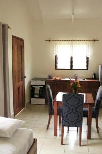 een keuken en eetkamer met een tafel en stoelen bij Santo Seaside Villas in Luganville
