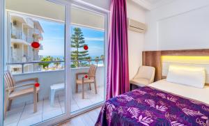 una camera da letto con letto e balcone di Kleopatra Melissa Hotel a Alanya Altre 74 foto