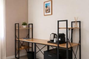 a desk with a tea kettle on top of it at VK Rooms in Bari