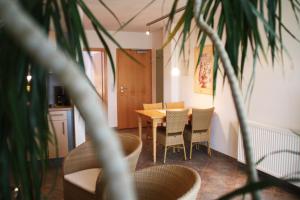 a dining room with a table and chairs at Porta Vinea in Ruppertsberg