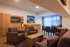 Posezení v ubytování Zermatt Budget Rooms