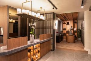 eine Lobby mit einem Tresen, auf dem eine Vase mit Blumen steht in der Unterkunft Darya-J in Athen + 74 Fotos