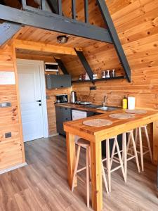 a kitchen with a large wooden table in a cabin at Deniz Bungalov samsun in Samsun