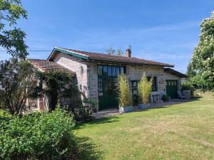 a house with a green door and a yard at Atelier47 - 7 personnes - proche centre ville - au calme in Marmande