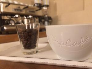 une assiette avec une tasse, un bol et un verre dans l'établissement Kap Café, à Kaplice