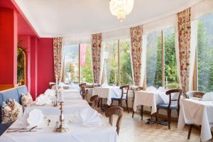 A restaurant or other place to eat at Villa Excelsior Hotel & Kurhaus