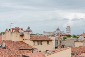 a view of roofs and buildings in a city at RELAIS DELL'USSERO Pisa centro in Pisa