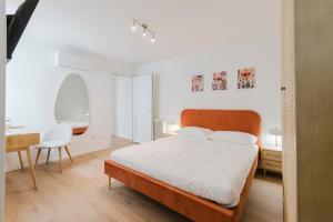 a bedroom with a bed and a desk and a chair at RELAIS DELL'USSERO Pisa centro in Pisa