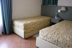 A bed or beds in a room at Hotel Villa Rina