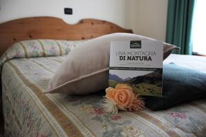 A bed or beds in a room at Hotel Villa Rina