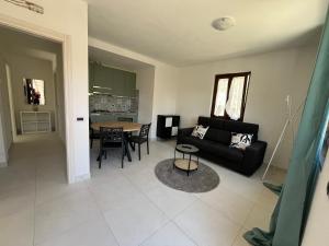 a living room with a black couch and a table at Appartamento sole e luna in Dumenza