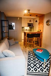 uma sala de estar com um sofá e uma mesa em La Chabane em Chamonix-Mont-Blanc