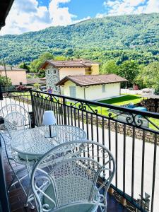 a patio with a table and chairs on a balcony at Villa Felix in Omegna
