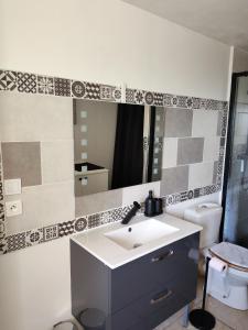 a bathroom with a sink and a mirror at Maison de campagne in Aubagne