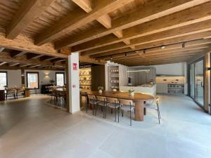 a kitchen and dining room with wooden ceilings and tables at Hotel SPA John Te Lo Busca in Castrojeriz