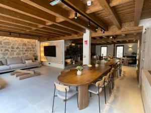 a large living room with a wooden table and chairs at Hotel SPA John Te Lo Busca in Castrojeriz