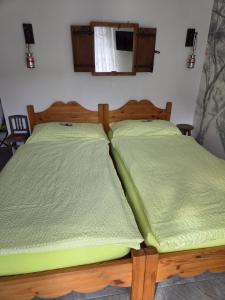 ein Bett mit zwei grünen Laken darauf in der Unterkunft L'Aurosée in Savièse + 21 Fotos