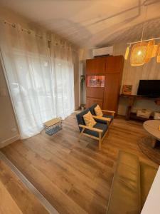 a living room with a couch and a table at Châtelaines 59 in Avallon