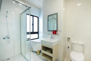 a bathroom with a toilet and a sink and a shower at 維邇莊園-Weir manor 傑克堡 in Tainan +194 photos