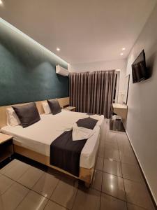Llit o llits en una habitació de Paritsa Hotel 21 fotos més