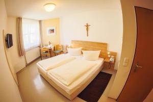 Postel nebo postele na pokoji v ubytování Kloster St. Josef + 37 fotografií