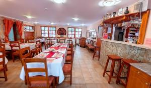 Restoran atau tempat lain untuk makan di Kiskastély Fogadó-Étterem