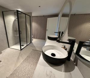 a bathroom with a black and white sink and a shower at Flott sommerhus midt i Lillehammer sentrum in Lillehammer +43 photos