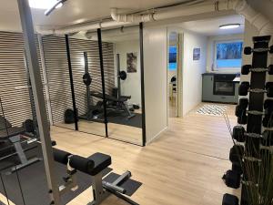 a room with a gym with a mirror at Flott sommerhus midt i Lillehammer sentrum in Lillehammer