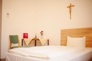 Postel nebo postele na pokoji v ubytování Kloster St. Josef