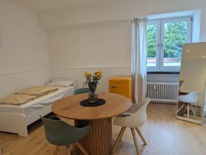 a room with a table and chairs and a bed at HarmoNest 2 Mgladbach south in Mönchengladbach