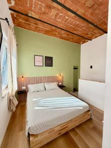 a bedroom with a large bed in a room at Casetta di Dodo - Charm Toscano in Centro in Collesalvetti