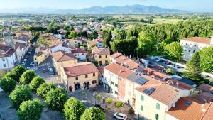 an aerial view of a town with buildings at Casetta di Dodo - Charm Toscano in Centro in Collesalvetti