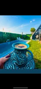 a blue vase sitting on top of a yard at Deniz Bungalov samsun in Samsun
