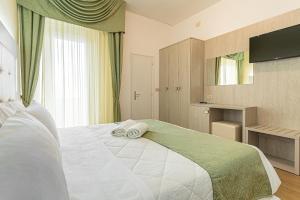 En eller flere senger på et rom på Hotel Corinna + 101 bilder