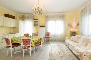 a kitchen with a table and chairs and a couch at Le Bouganville Apartment- Downtown & close to the beach in Desenzano del Garda