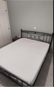 a large white bed in a white room at Pierres Blanches Center in Mytilene