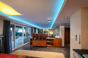 an office with a desk in a room with blue lights at Winahost Casa Nívar in Nívar