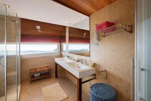 a bathroom with a sink and a shower at Winahost Casa Nívar in Nívar +27 photos