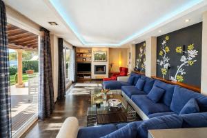 a living room with a blue couch and a table at Winahost Casa Nívar in Nívar