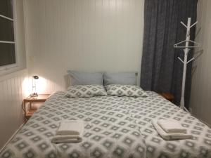 Postel nebo postele na pokoji v ubytování Superior Cottage with Sea View in Senja