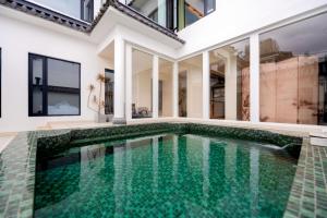 an indoor swimming pool in a house with a villa at 大理洱畔民宿 in Dali