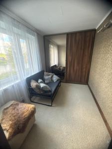 a living room with a couch and a window at Hubane korter järve kaldal in Värska