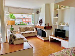 a living room with a couch and a tv at ALTAFULLA MAR Pescadors in Altafulla