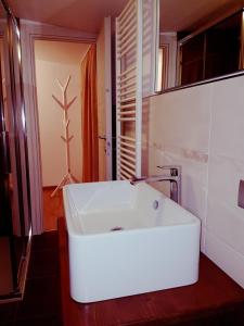 La salle de bains est pourvue d'un lavabo blanc. dans l'établissement Apartment San Colombano, à Valdidentro