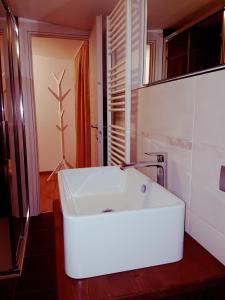 Kúpeľňa v ubytovaní Apartment San Colombano + 23 fotografií