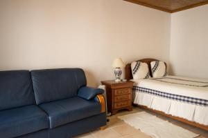 a living room with a couch and a bed at D. Antonia in Peniche