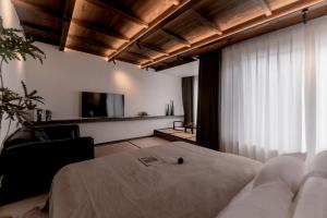 a bedroom with a bed and a tv in it at 大理洱畔民宿 in Dali
