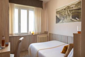 pokój hotelowy z łóżkiem i oknem w obiekcie Hotel La Pace w Pizie