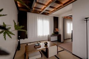 a living room with a wooden table and chairs at 大理洱畔民宿 in Dali